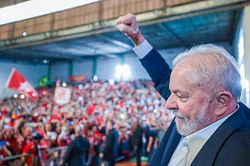 O povo brasileiro vai restabelecer a democracia', diz Lula | Política